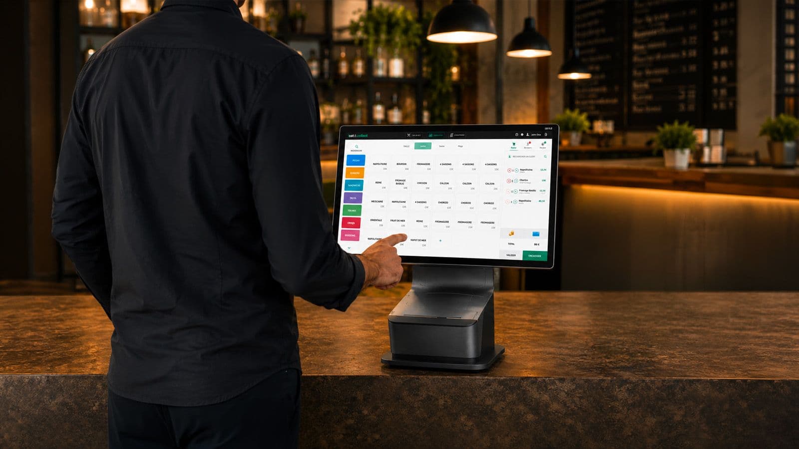 Restaurateur de dos sélectionnant un produit sur l'écran tactile d'une caisse Eat & Collect, au comptoir